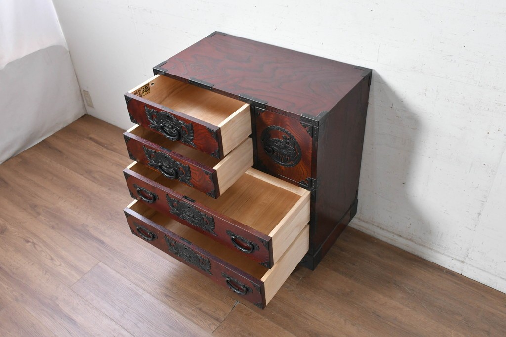 中古　美品　仙台民芸箪笥(仙台箪笥)　漆塗り　牡丹をあしらった重厚な金具装飾と流れるような木目が美しい整理箪笥　(R-090703)