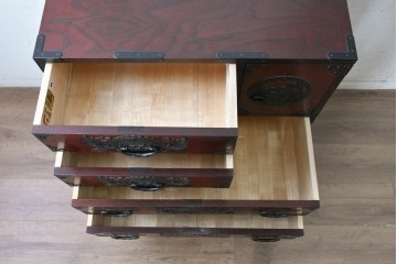 中古　美品　仙台民芸箪笥(仙台箪笥)　漆塗り　牡丹をあしらった重厚な金具装飾と流れるような木目が美しい整理箪笥　(R-090703)