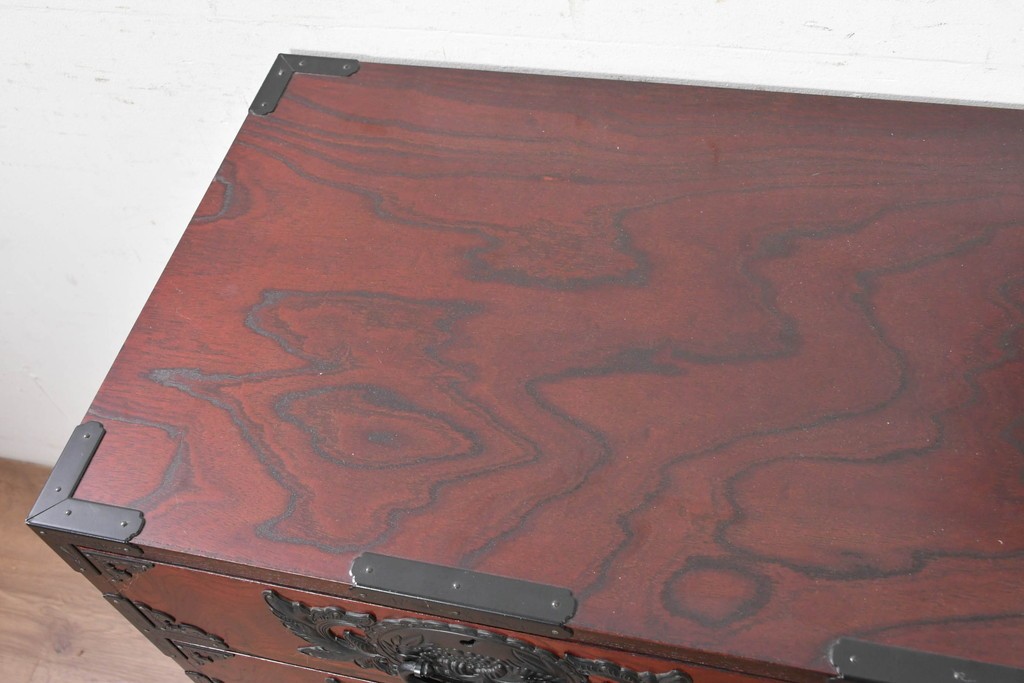 中古　美品　仙台民芸箪笥(仙台箪笥)　漆塗り　牡丹をあしらった重厚な金具装飾と流れるような木目が美しい整理箪笥　(R-090703)