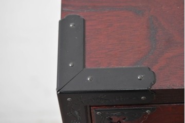 中古　美品　仙台民芸箪笥(仙台箪笥)　漆塗り　牡丹をあしらった重厚な金具装飾と流れるような木目が美しい整理箪笥　(R-090703)