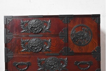 中古　美品　仙台民芸箪笥(仙台箪笥)　漆塗り　牡丹をあしらった重厚な金具装飾と流れるような木目が美しい整理箪笥　(R-090703)