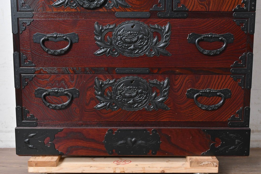 中古　美品　仙台民芸箪笥(仙台箪笥)　漆塗り　牡丹をあしらった重厚な金具装飾と流れるような木目が美しい整理箪笥　(R-090703)