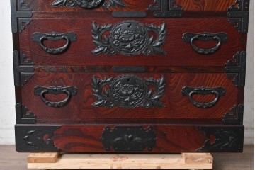 中古　美品　仙台民芸箪笥(仙台箪笥)　漆塗り　牡丹をあしらった重厚な金具装飾と流れるような木目が美しい整理箪笥　(R-090703)