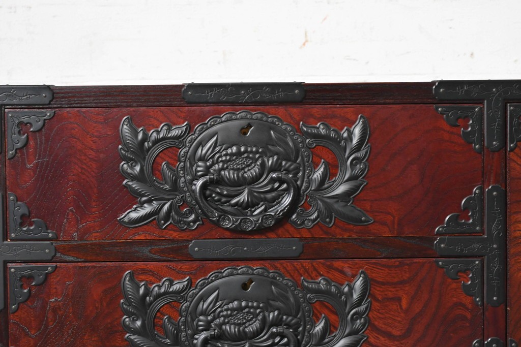 中古　美品　仙台民芸箪笥(仙台箪笥)　漆塗り　牡丹をあしらった重厚な金具装飾と流れるような木目が美しい整理箪笥　(R-090703)