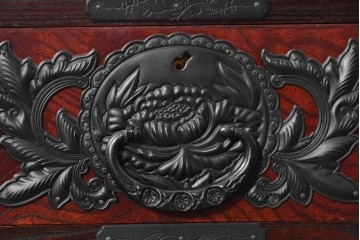 中古　美品　仙台民芸箪笥(仙台箪笥)　漆塗り　牡丹をあしらった重厚な金具装飾と流れるような木目が美しい整理箪笥　(R-090703)