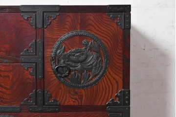 中古　美品　仙台民芸箪笥(仙台箪笥)　漆塗り　牡丹をあしらった重厚な金具装飾と流れるような木目が美しい整理箪笥　(R-090703)
