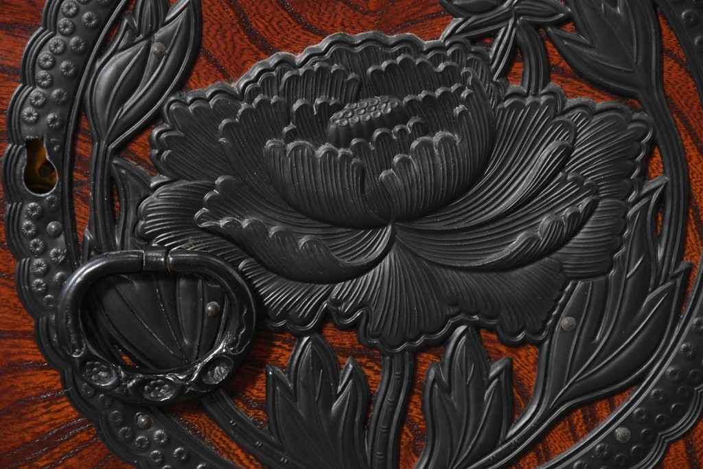 中古　美品　仙台民芸箪笥(仙台箪笥)　漆塗り　牡丹をあしらった重厚な金具装飾と流れるような木目が美しい整理箪笥　(R-090703)
