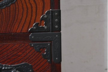 中古　美品　仙台民芸箪笥(仙台箪笥)　漆塗り　牡丹をあしらった重厚な金具装飾と流れるような木目が美しい整理箪笥　(R-090703)