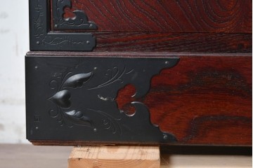中古　美品　仙台民芸箪笥(仙台箪笥)　漆塗り　牡丹をあしらった重厚な金具装飾と流れるような木目が美しい整理箪笥　(R-090703)