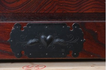 中古　美品　仙台民芸箪笥(仙台箪笥)　漆塗り　牡丹をあしらった重厚な金具装飾と流れるような木目が美しい整理箪笥　(R-090703)