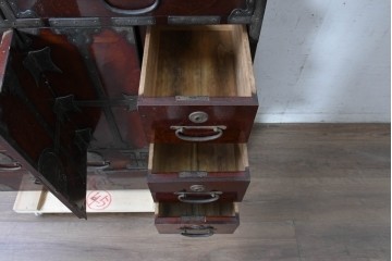 和製アンティーク　昭和初期　上手物!!　三方欅(ケヤキ)材　新潟産　重厚な金具使いが目を引く見附帳場箪笥　(R-090704)