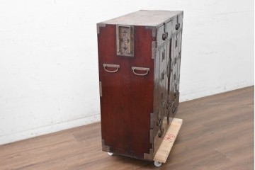 和製アンティーク　昭和初期　上手物!!　三方欅(ケヤキ)材　新潟産　重厚な金具使いが目を引く見附帳場箪笥　(R-090704)
