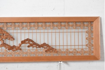 ヴィンテージ建具　昭和後期　片面ガラス　繊細な組子と伸びやかな松の彫刻が美しい欄間1枚　(R-090714)