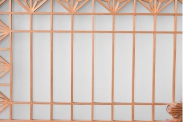 ヴィンテージ建具　昭和後期　片面ガラス　繊細な組子と伸びやかな松の彫刻が美しい欄間1枚　(R-090714)
