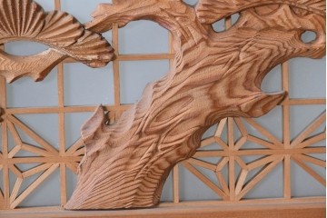 ヴィンテージ建具　昭和後期　片面ガラス　繊細な組子と伸びやかな松の彫刻が美しい欄間1枚　(R-090714)