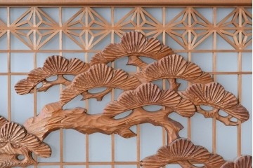 ヴィンテージ建具　昭和後期　片面ガラス　繊細な組子と伸びやかな松の彫刻が美しい欄間1枚　(R-090714)