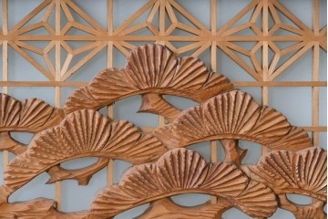 ヴィンテージ建具　昭和後期　片面ガラス　繊細な組子と伸びやかな松の彫刻が美しい欄間1枚　(R-090714)