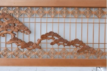 ヴィンテージ建具　昭和後期　片面ガラス　繊細な組子と伸びやかな松の彫刻が美しい欄間1枚　(R-090714)