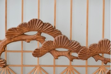 ヴィンテージ建具　昭和後期　片面ガラス　繊細な組子と伸びやかな松の彫刻が美しい欄間1枚　(R-090714)