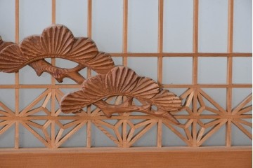 ヴィンテージ建具　昭和後期　片面ガラス　繊細な組子と伸びやかな松の彫刻が美しい欄間1枚　(R-090714)