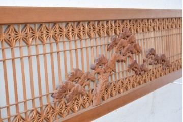 ヴィンテージ建具　昭和後期　片面ガラス　繊細な組子と伸びやかな松の彫刻が美しい欄間1枚　(R-090714)