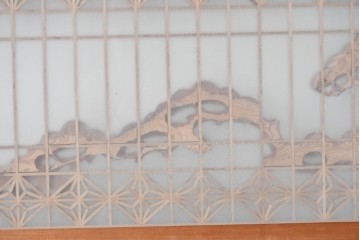 ヴィンテージ建具　昭和後期　片面ガラス　繊細な組子と伸びやかな松の彫刻が美しい欄間1枚　(R-090714)