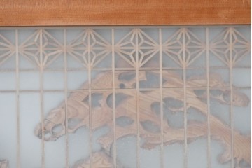 ヴィンテージ建具　昭和後期　片面ガラス　繊細な組子と伸びやかな松の彫刻が美しい欄間1枚　(R-090714)