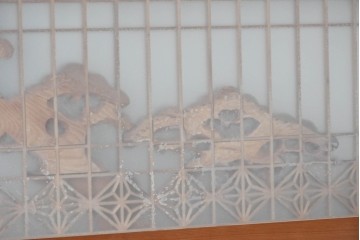 ヴィンテージ建具　昭和後期　片面ガラス　繊細な組子と伸びやかな松の彫刻が美しい欄間1枚　(R-090714)