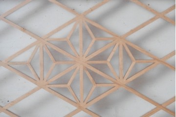 ヴィンテージ建具　昭和後期　細身の桟で多彩な幾何学模様を表した欄間2枚セット　(R-090715)