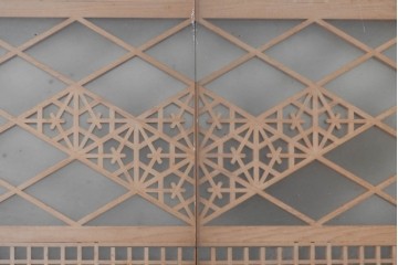 ヴィンテージ建具　昭和後期　細身の桟で多彩な幾何学模様を表した欄間2枚セット　(R-090715)