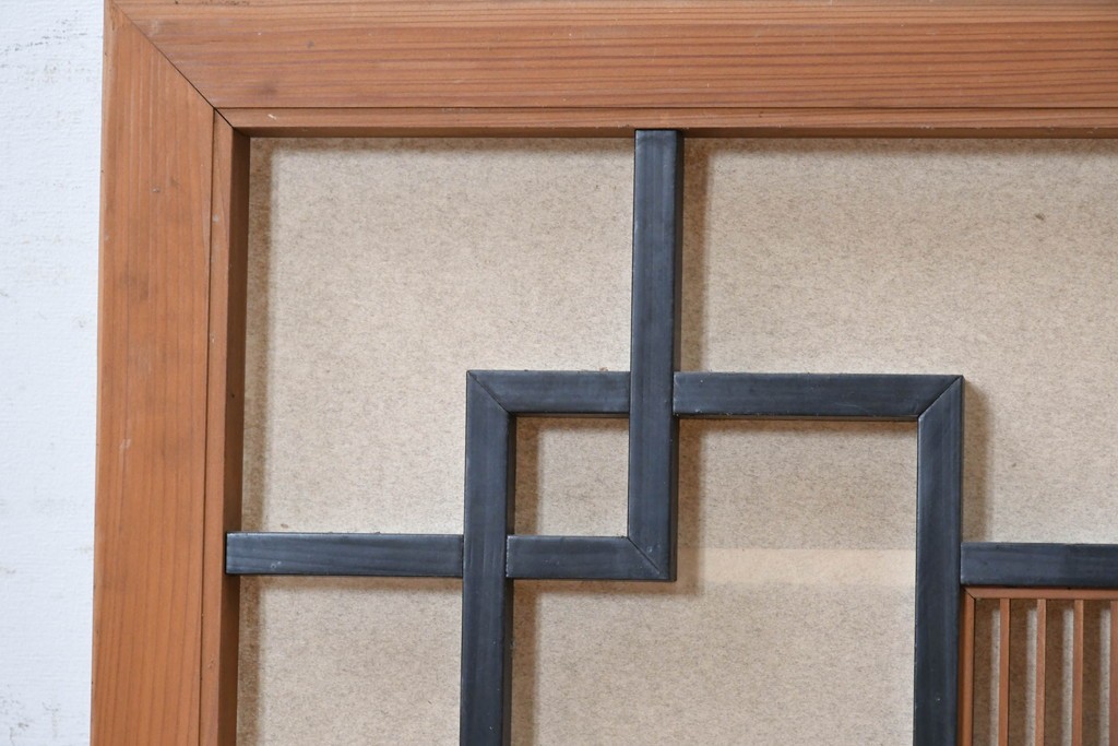 ヴィンテージ建具　昭和中期　黒い直線意匠と細かな縦格子を組み合わせた和モダンな欄間2枚セット　(R-090718)