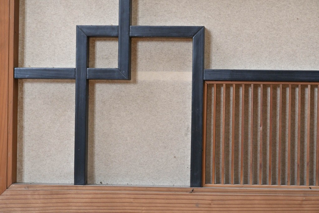 ヴィンテージ建具　昭和中期　黒い直線意匠と細かな縦格子を組み合わせた和モダンな欄間2枚セット　(R-090718)