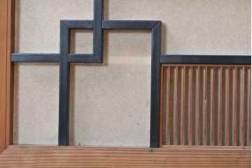 ヴィンテージ建具　昭和中期　黒い直線意匠と細かな縦格子を組み合わせた和モダンな欄間2枚セット　(R-090718)