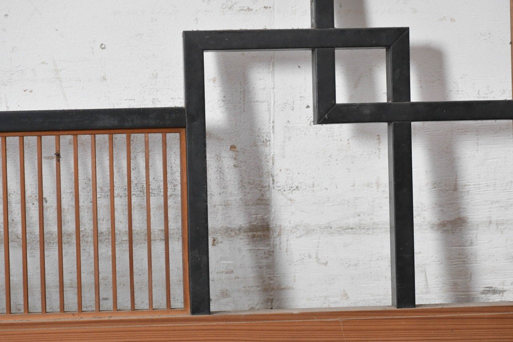 ヴィンテージ建具　昭和中期　黒い直線意匠と細かな縦格子を組み合わせた和モダンな欄間2枚セット　(R-090719)