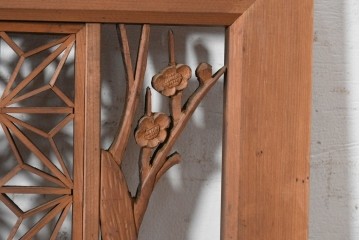 ヴィンテージ建具　昭和中期　最高級品　両脇に梅と松の彫刻を配した組子欄間2枚セット　(R-090722)