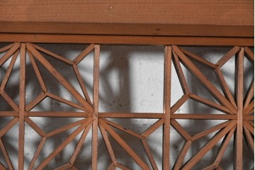 ヴィンテージ建具　昭和中期　最高級品　両脇に梅と松の彫刻を配した組子欄間2枚セット　(R-090722)