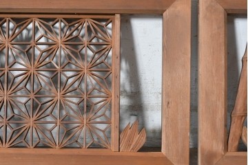ヴィンテージ建具　昭和中期　最高級品　両脇に竹の彫刻を配した組子欄間3枚セット　(R-090723)
