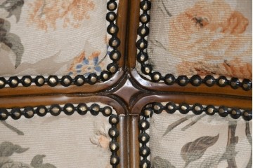 ヨーロッパヴィンテージ　繊細な彫刻が優美なポーターズチェア　(R-090727)