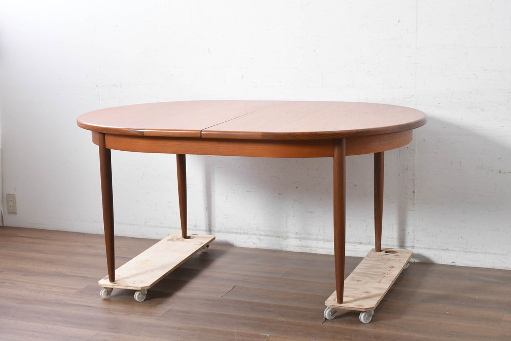 イギリスヴィンテージ　美品　1970年頃　G-PLAN(ジープラン)　チーク材　オーバル型が優しい印象のエクステンションテーブル　(R-090728)