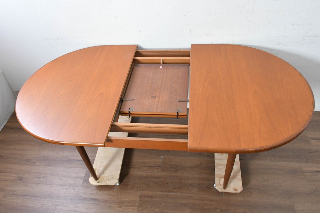 イギリスヴィンテージ　美品　1970年頃　G-PLAN(ジープラン)　チーク材　オーバル型が優しい印象のエクステンションテーブル　(R-090728)