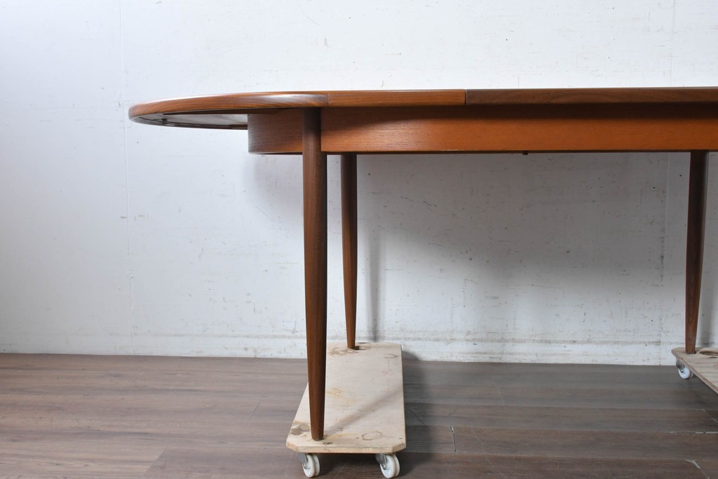 イギリスヴィンテージ　美品　1970年頃　G-PLAN(ジープラン)　チーク材　オーバル型が優しい印象のエクステンションテーブル　(R-090728)