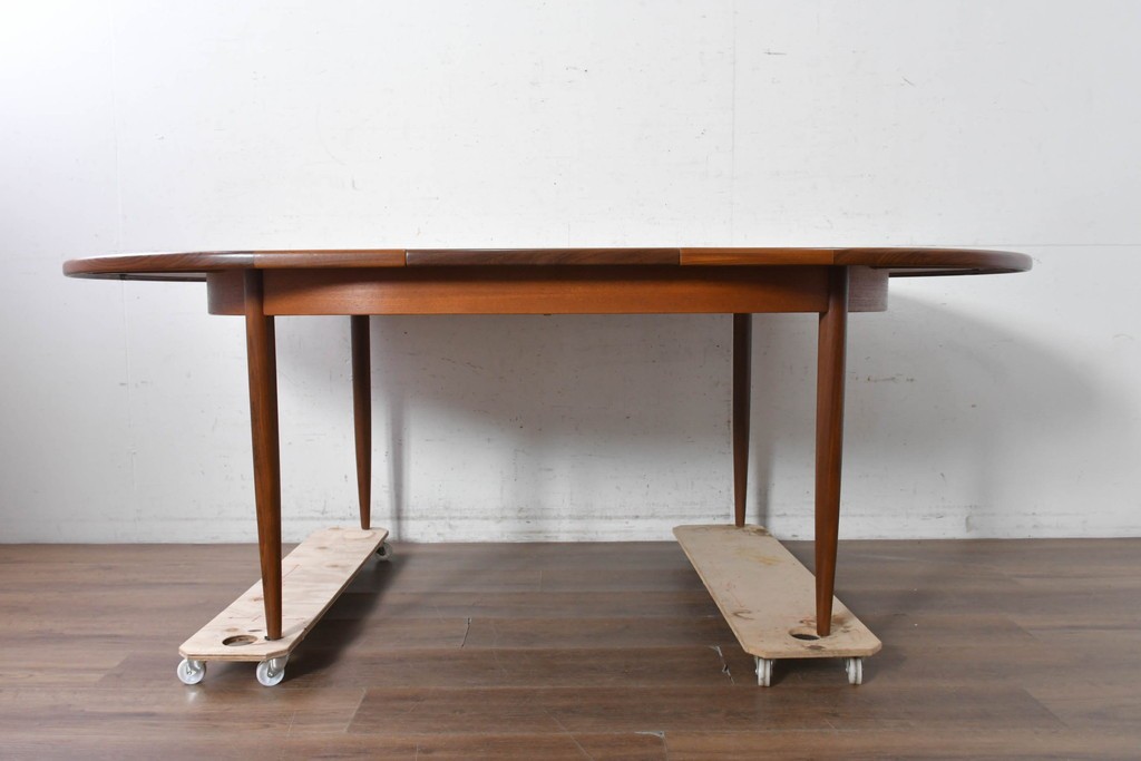 イギリスヴィンテージ　美品　1970年頃　G-PLAN(ジープラン)　チーク材　オーバル型が優しい印象のエクステンションテーブル　(R-090728)