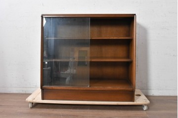 イギリスヴィンテージ　1970年頃　G-PLAN(ジープラン)　オーク材　ガラス戸越しに品よく飾れるシンプルな飾り棚　(R-090729)