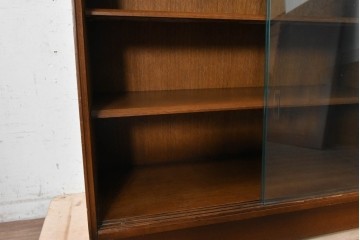 イギリスヴィンテージ　1970年頃　G-PLAN(ジープラン)　オーク材　ガラス戸越しに品よく飾れるシンプルな飾り棚　(R-090729)