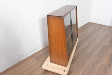イギリスヴィンテージ　1970年頃　G-PLAN(ジープラン)　オーク材　ガラス戸越しに品よく飾れるシンプルな飾り棚　(R-090729)