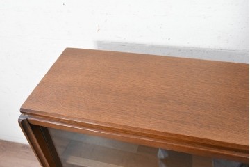 イギリスヴィンテージ　1970年頃　G-PLAN(ジープラン)　オーク材　ガラス戸越しに品よく飾れるシンプルな飾り棚　(R-090729)