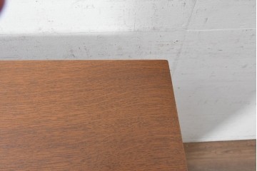 イギリスヴィンテージ　1970年頃　G-PLAN(ジープラン)　オーク材　ガラス戸越しに品よく飾れるシンプルな飾り棚　(R-090729)