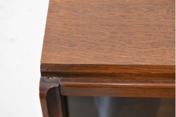 イギリスヴィンテージ　1970年頃　G-PLAN(ジープラン)　オーク材　ガラス戸越しに品よく飾れるシンプルな飾り棚　(R-090729)