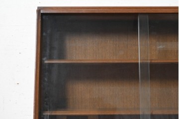 イギリスヴィンテージ　1970年頃　G-PLAN(ジープラン)　オーク材　ガラス戸越しに品よく飾れるシンプルな飾り棚　(R-090729)