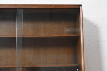 イギリスヴィンテージ　1970年頃　G-PLAN(ジープラン)　オーク材　ガラス戸越しに品よく飾れるシンプルな飾り棚　(R-090729)